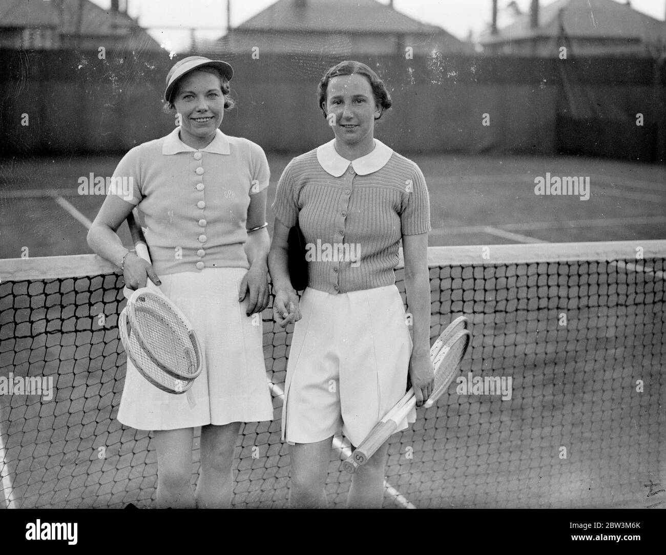 Miss Dorothy Round schlägt Frau Pittman nach einem harten Kampf in Bournemouth . Nach einem großen Kampf schlug Miss Dorothy Round Frau J B Pittman 4 - 6 , 6 - 2 , 9 - 7 in der britischen Hard Court Tennis Championships in Bournemouth. Foto zeigt, Miss Dorothy Runde und Frau J B Pittman nach dem Spiel. 28. April 1936 Stockfoto