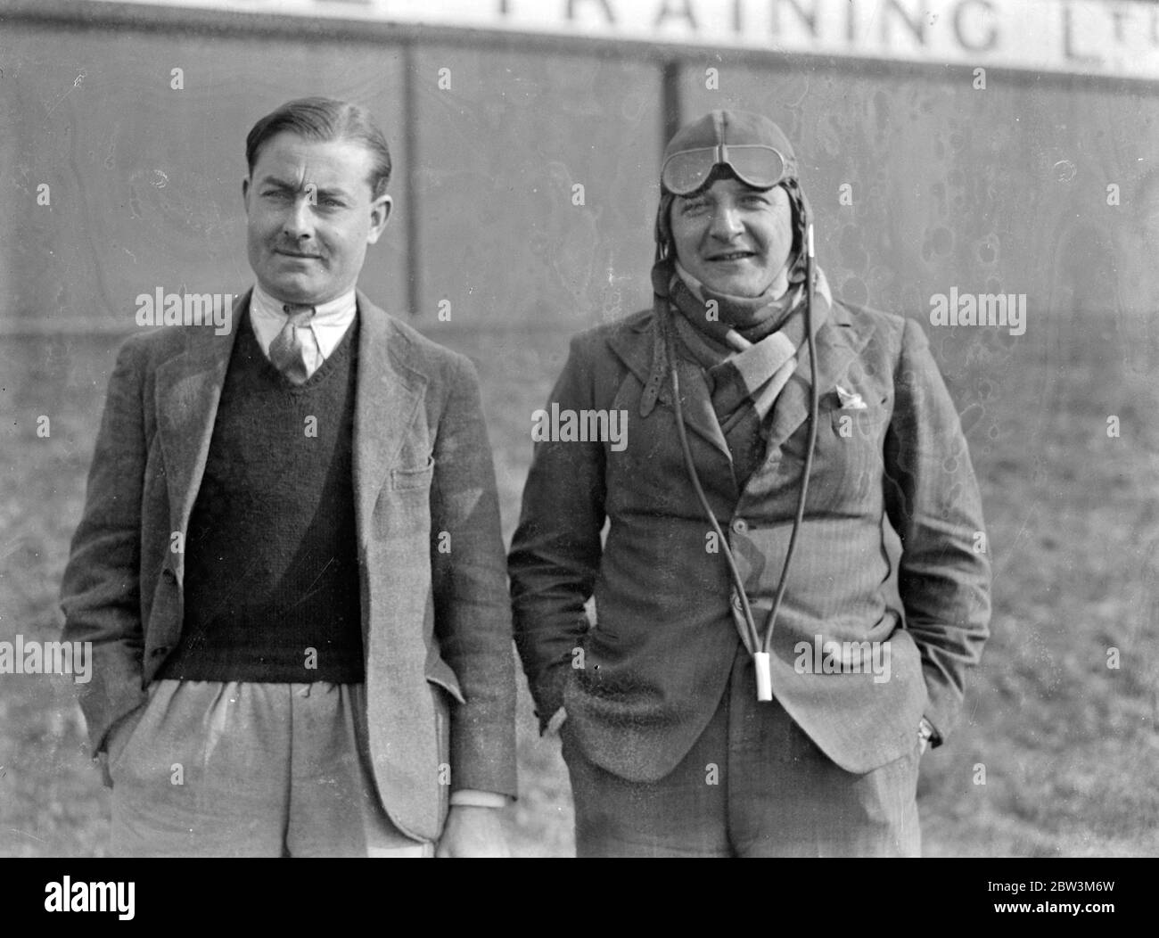 Erster Offizier Hoyle . (Links) und First Officer Rees der Imperial Airways warteten auf die Wende in der Ausbildung auf dem Asphalt der Air Service Training Ltd Ltd in Perth. März 1936 Stockfoto