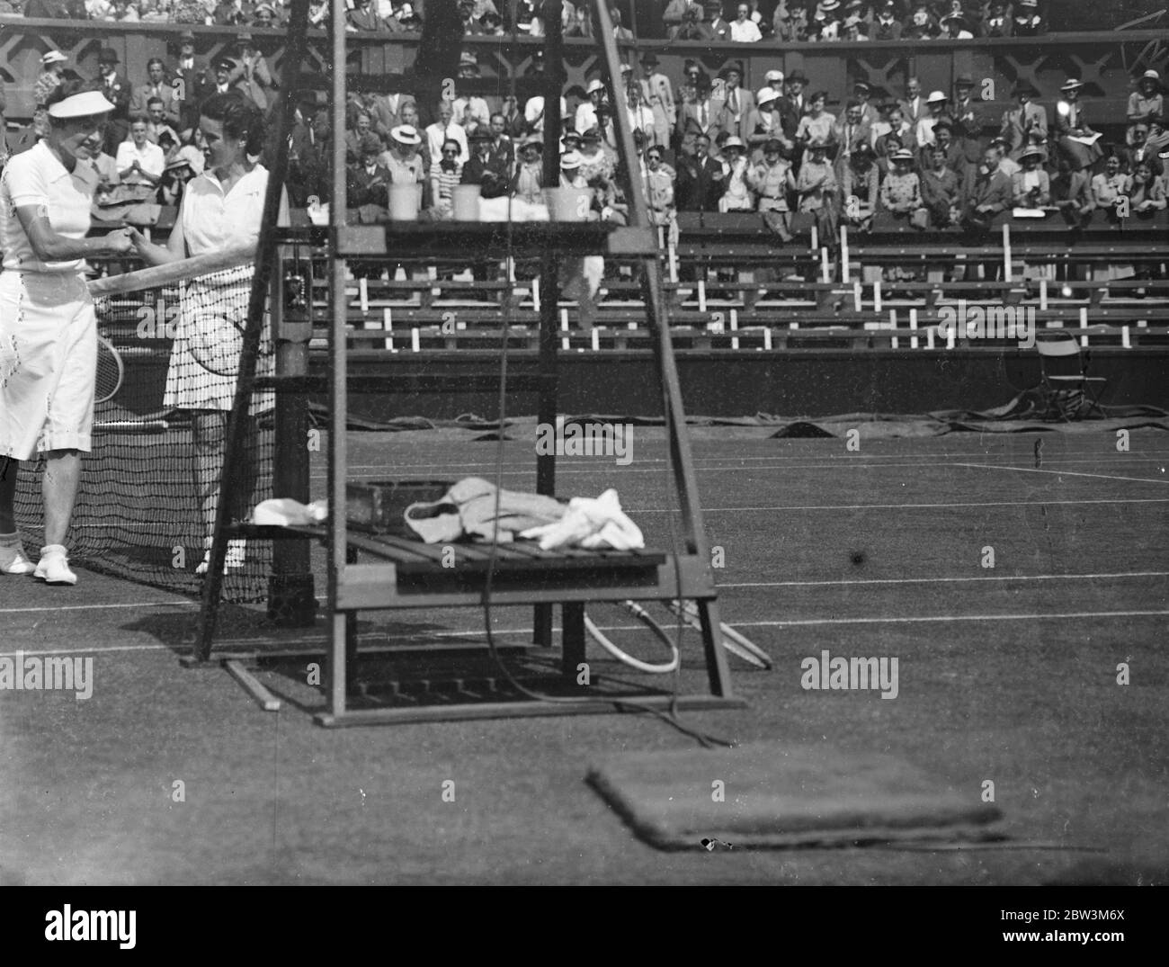 Damen Singles bei WimbledonTennis Championships . Foto zeigt : Miss M . Horn (links) schüttelt die Hände nach dem Sieg über Miss Fabyan in geraden Sätzen 6 - 3 , 7 - 5 . 23 Juni 1936 Stockfoto