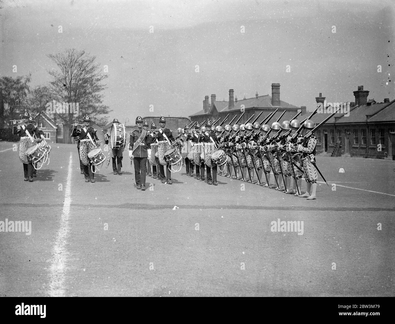 Elisabethanische Musketiere rehears für Royal Tournament . Das 2. Bataillon, das Royal Norfolk Regiment, hielt eine vollständige Probe in Aldershot für den Festzug, der ein Merkmal des Royal Tournament in Olympia sein wird. Foto zeigt, "Musketiere" der elisabethanischen Periode von Trommlern geführt. 30 April 1936 . Stockfoto