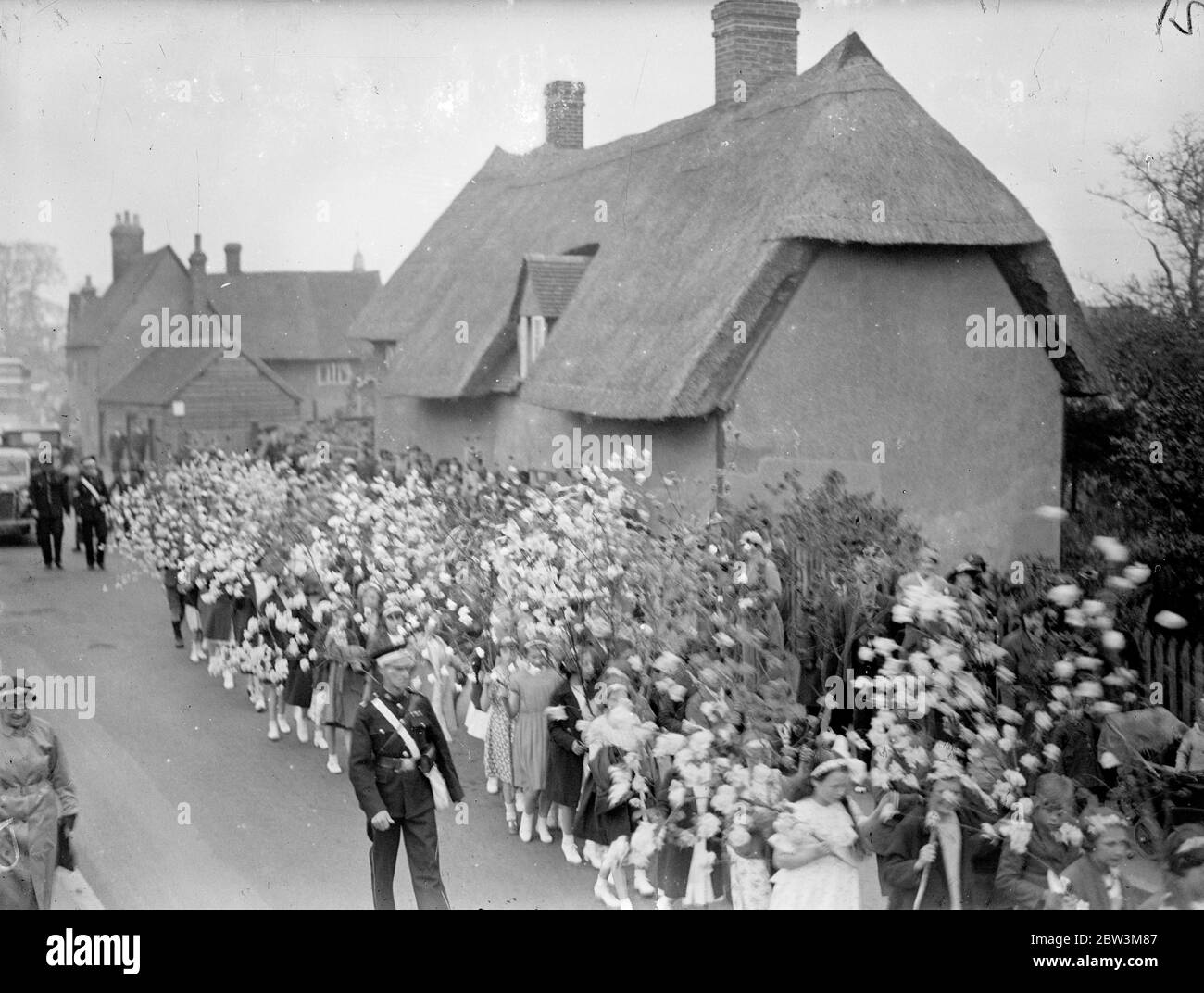 Mai Königin gekrönt in Bedfordshire Village, Prozession durch Straßen. Nach einer Prozession durch die Straßen zu Elstow Green, Miss Betty Crouch wurde gekrönt May Queen in Elstow, Bedfordshire, Geburtsort von John Bunyen. Die Zeremonie beinhaltete Maibaum und Land Tänze. Die Krönung wurde von Thyllis Izzard durchgeführt, im vergangenen Jahr 's May Queen. Foto zeigt, die Prozession durch die Straßen. Mai 1936 Stockfoto