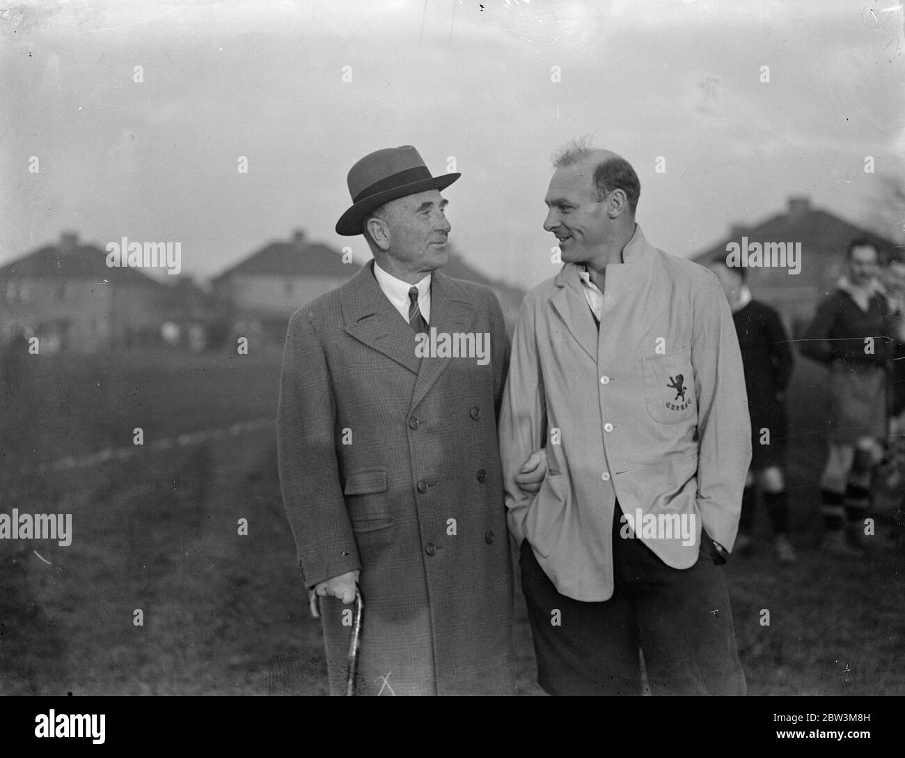 W W Wakefield , MP , als Schiedsrichter bei Railwaymen 's Rugby-Spiel in Ealing , London . Sir Robert Horne (links) und Herr W Wakefield bei der Uhr. 23. November 1935 Stockfoto