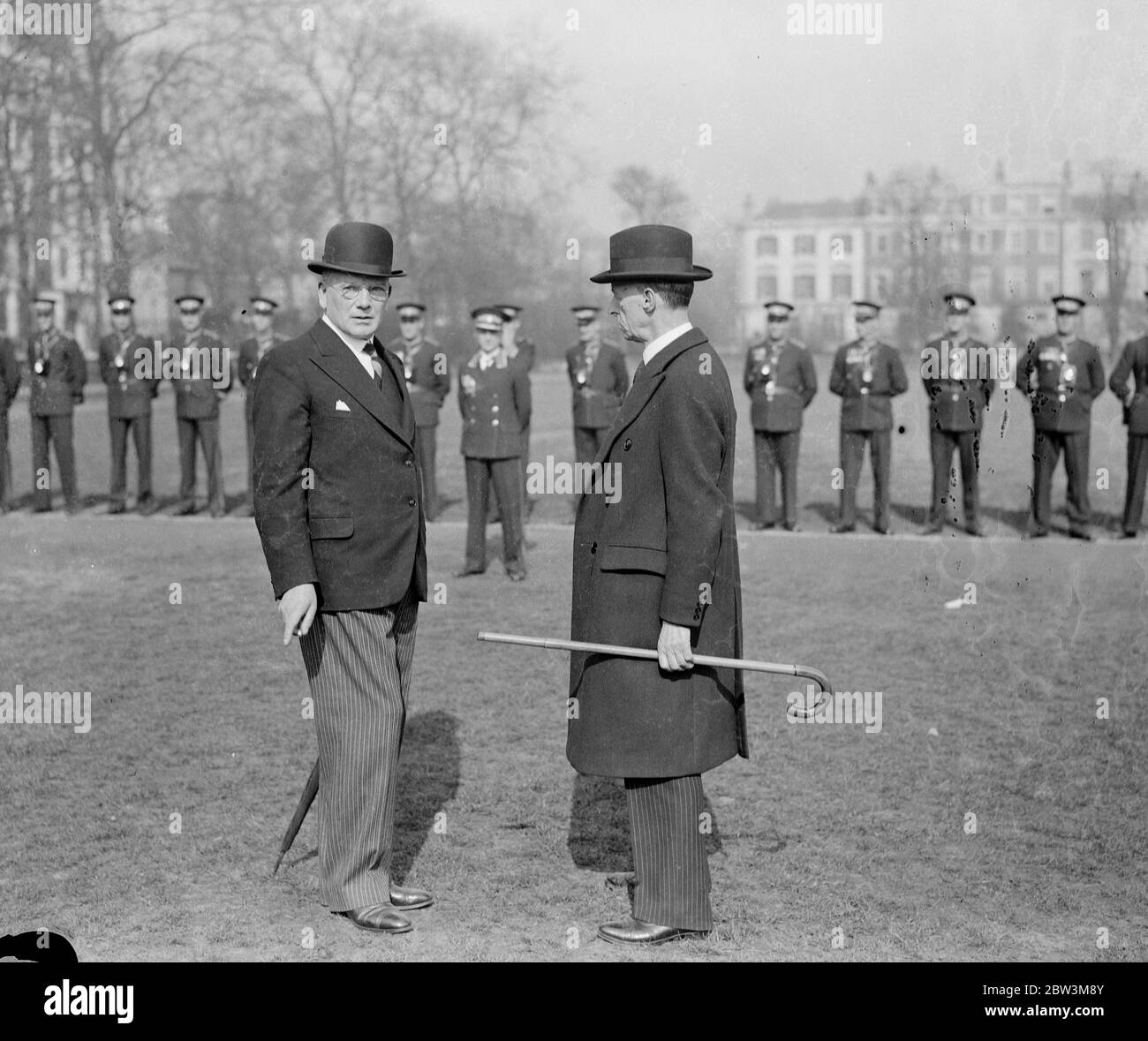 Die ersten Männer der Nachtwache inspizierten in Chelsea. Sir Alfred Baker (links) im Gespräch mit Kapitän Roberson. 21 März 1935 Stockfoto