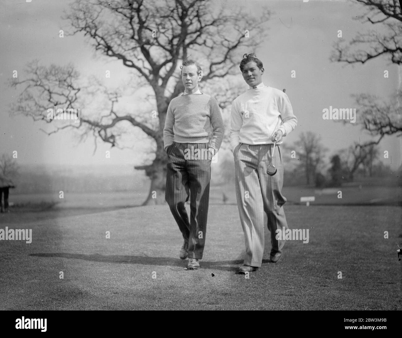 Britische ' s crack junge Golfer konkurrieren in Moor Park . Ein offener Wettbewerb für junge Golfer unter dem Alter von 18 Jahren hat in Moor Park eröffnet, Rickmansworth, Herts. Der Hauptpreis ist der Carris Challenge Cup . Unter den Teilnehmern sind John Langley, der Junge Meister, und J H T Gerste und AGL Lowe, die Kapitän der englischen und schottischen Jungen jeweils in der Internationalen Spiel im August. Foto zeigt, John Langley, die Jungen Champion (links) und J H T Gerste, englischen Jungen Kapitän 1936 auf dem Kurs. 17. April 1936 Stockfoto