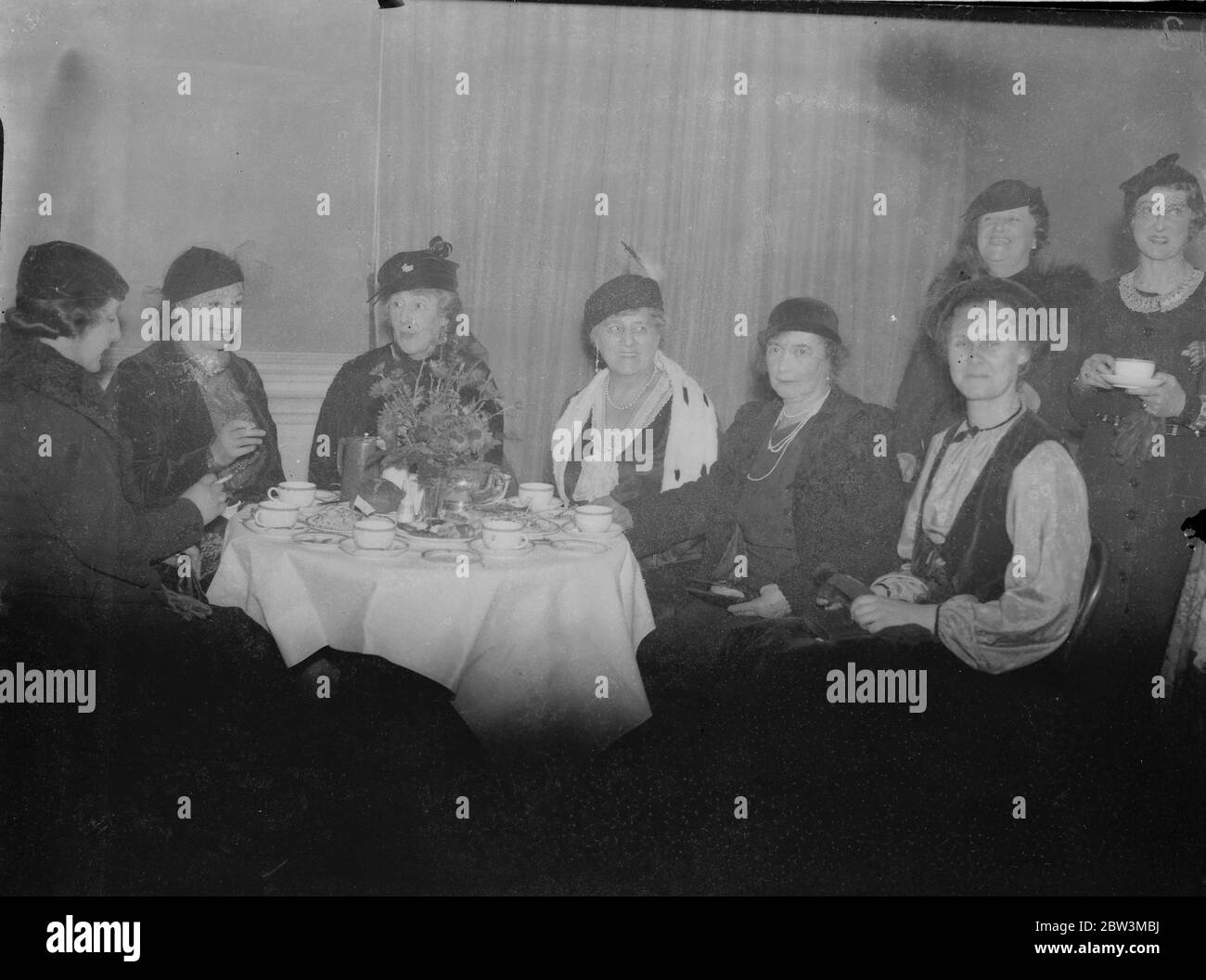 Botschafter Frauen besuchen Empfang im Garden Club in Mayfair, London. Von links nach rechts - Signora Grandi , Frau der italienischen Botschafterin Lady Howard von Penrith , Lady Elibank , die Marquise de Castellane an der Rezeption . 22. November 1935 Stockfoto