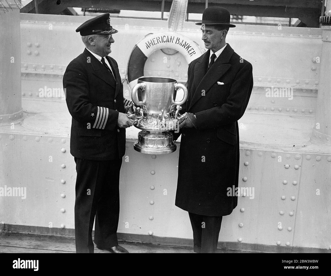 Die begehrteste Polo-Trophäe kommt zum ersten Mal seit 1921 in London an. Oberstleutnant JR C Cannon, MVO, der Hurling Club, Empfang der Cup von Kapitän William B Oakley, Kommandant der American Banker, bei seiner Ankunft in London. 16 März 1935 Stockfoto