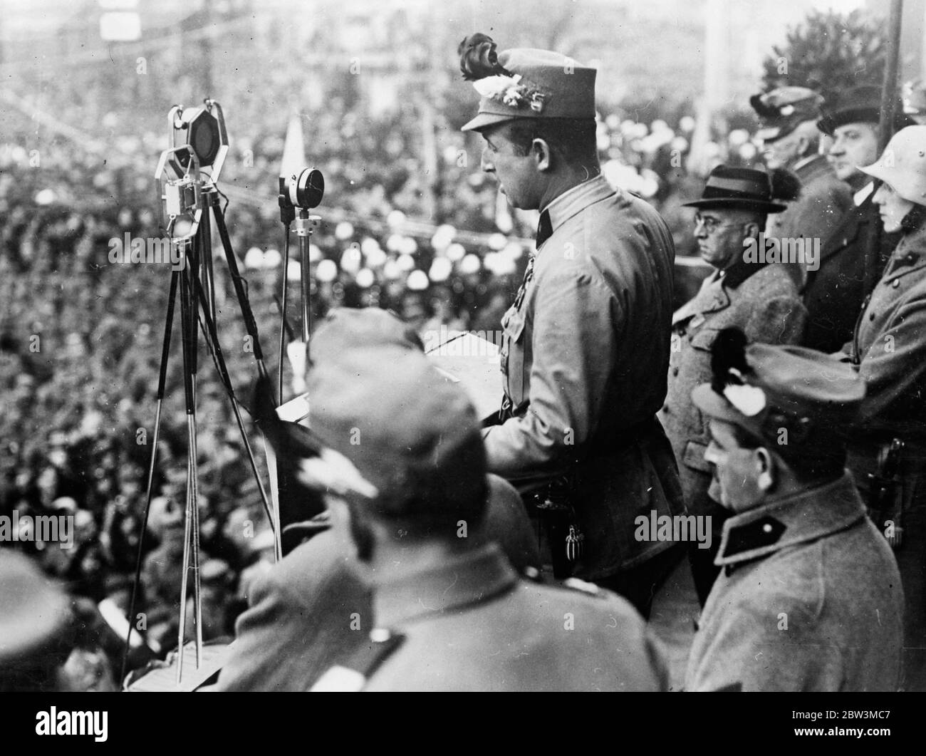 Vizekanzler Prinz Starhemberg Bewertungen Heimatschute in Leoben, Österreich. Prinz Starhemberg spricht nach der Parade zu einem riesigen Massentreffen. 26. November 1935 Stockfoto