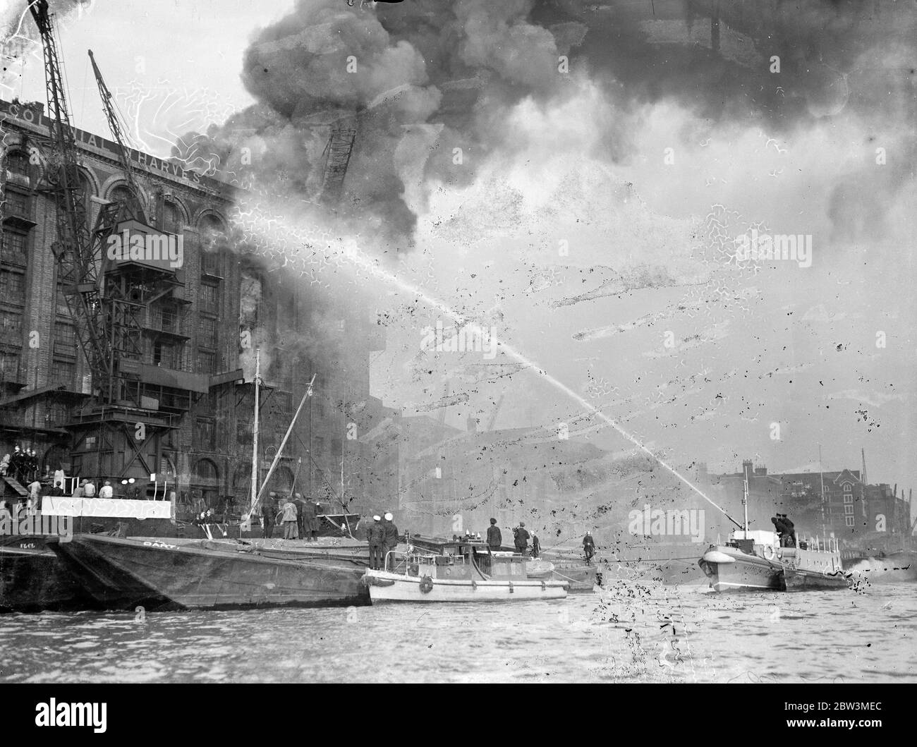 Feuer schwimmt Kampf großen Tee Lager Flammen bedrohen London 's Dockland . Die Flammen von Feuer zu bekämpfen schwimmt auf der Themse . 25. September 1935 Stockfoto