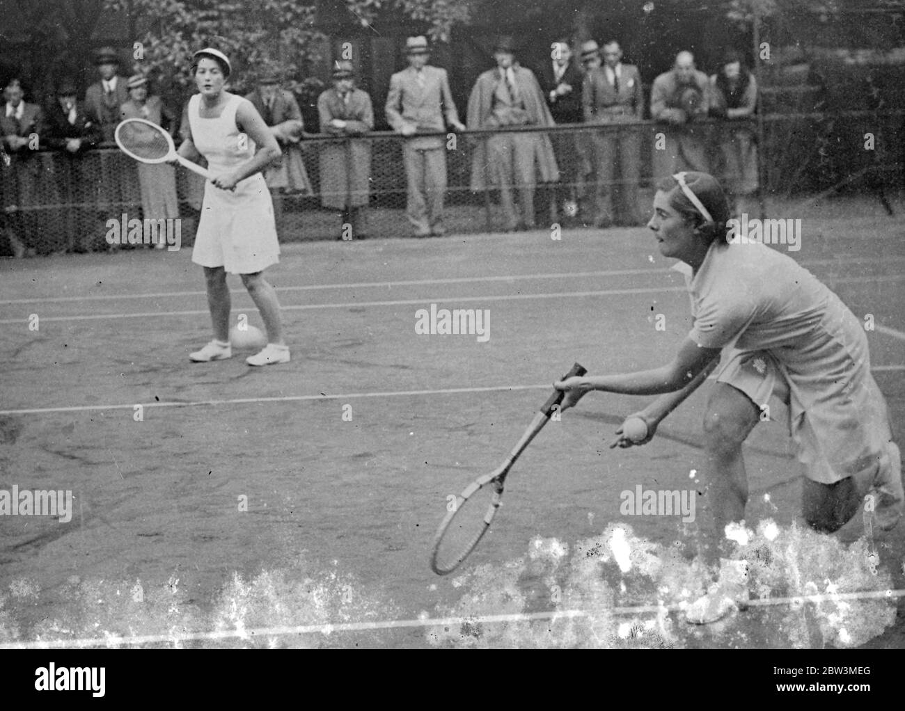 Miss Stammers Und Miss Scriven Treffen Ihre Meister - Überraschungsbefall Nach Der Einnahme Von Love Set . Miss Key Stammers und Miss Peggy Servien, die Inhaber, verloren Mlle. Iribarne und Mlle. Belliard in den Damen-Doppel der französischen Rasen-Tennis-Meisterschaften im Stade Roland Carros , Auteuil . Die französischen Mädchen gewannen 6 - 6 6 - 2 6 - 4 . Foto zeigt : Miss Kay Stammers (neerer Kamera) und Miss Peggy Seriven im Spiel .. 22 Mai 1936 Stockfoto