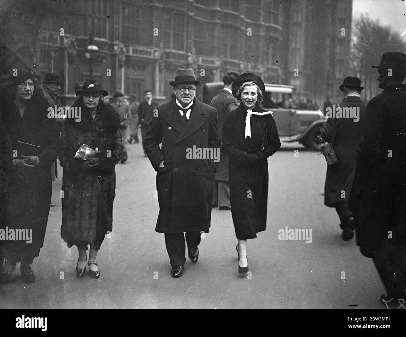 Mädchen verletzt in Smash geht zu Beweismittel bei Lord Clifford 's Prozess im House of Lords - Schwester des toten Mannes zu geben. Miss Sheila Hopkins verlassen mit ihrem Vater. 12 Dezember 1935 Stockfoto