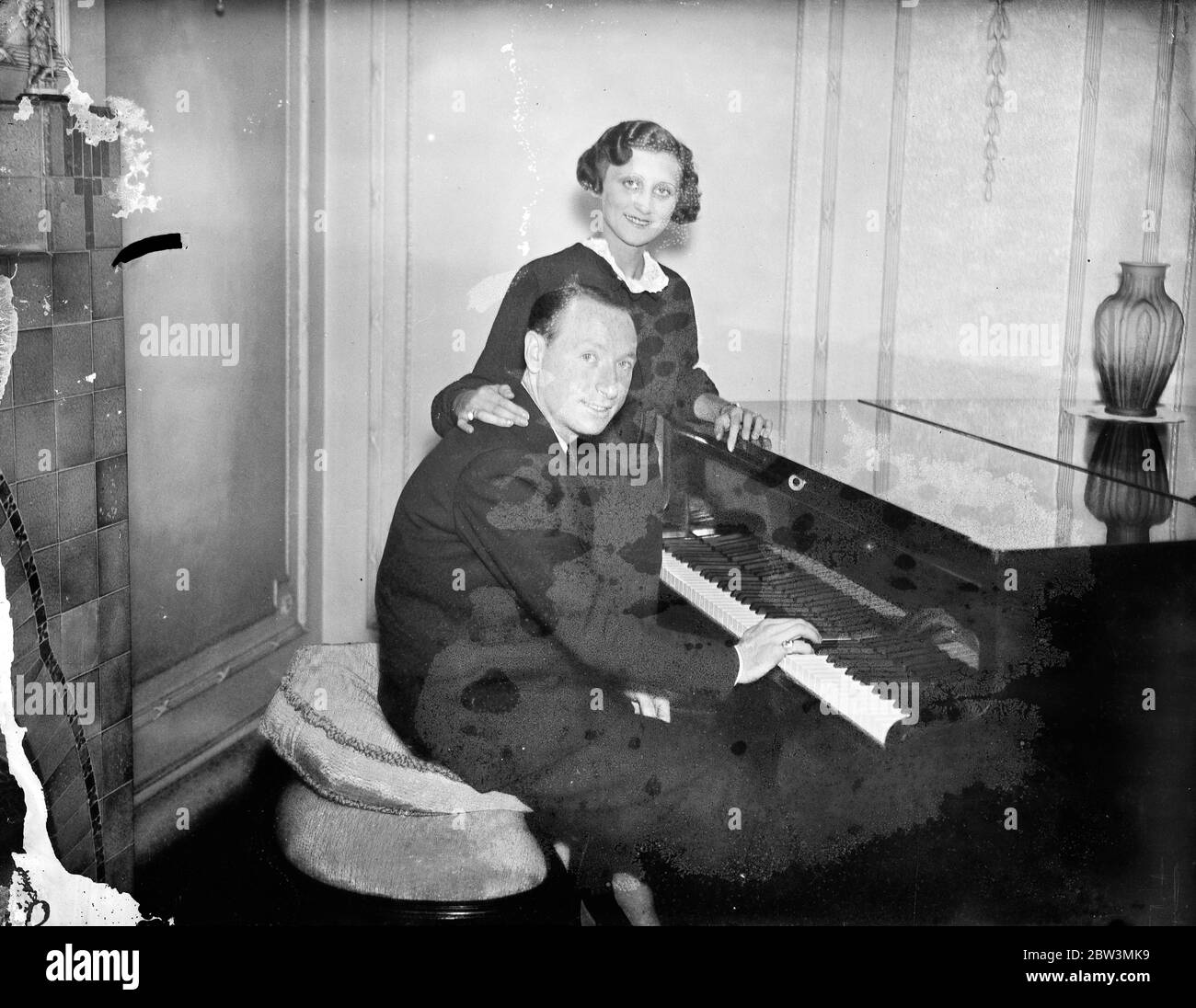 Manuel Raymond, bekannter Bandleader, kehrt aus Neuseeland zurück, um zu heiraten. Manuel Raymond, der Tanzkapellmeister, und seine Verlobte, Miss Dolly Sheldon, fotografierten in London. 24. September 1935 Stockfoto