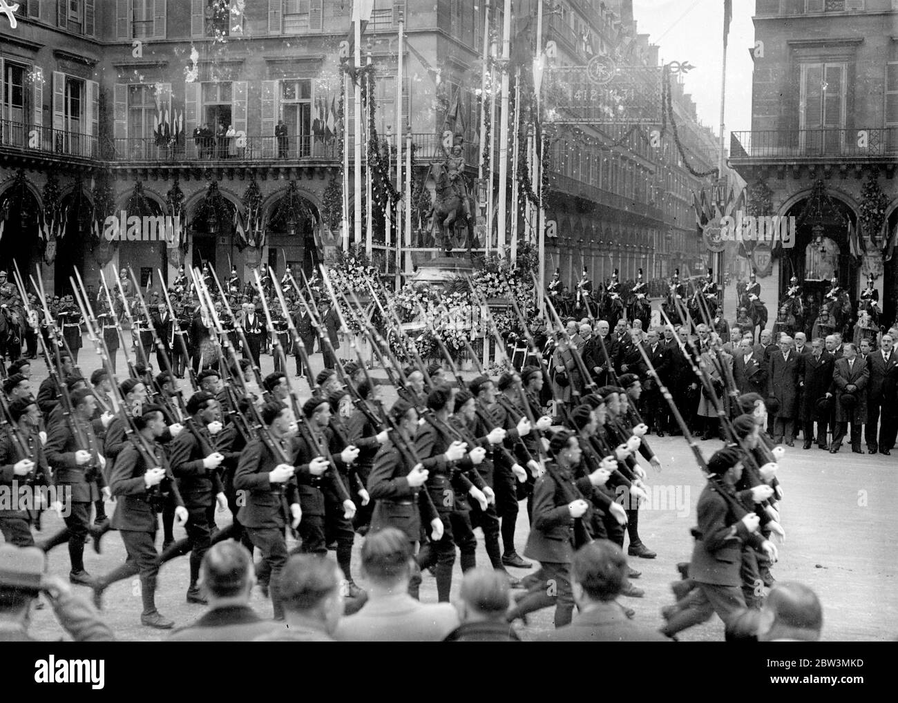 Tausende feiern Jeanne d'Arc' s Tag in Paris. Tausende von Mitgliedern der Croix de Feu (französische faschistische Organisation) und andere Anhänger der Rechten, der Armee und der Regierung nahmen an den jährlichen Feierlichkeiten in Paris am Tag der Jeanne d'Arc Teil. Eine große Prozession ging von der Statue von St. Joan in der Place St Augustine auf die Statue in der Place de Pyramides in der Rue de Rivoli, wo Colonel de la Rocque, Führer der Croix de Feu, nahm den Gruß. Foto zeigt, Truppen vorbei an der Statue auf dem Place de Pyramides in der rue de Rivoli. 10 Mai 1936 Stockfoto