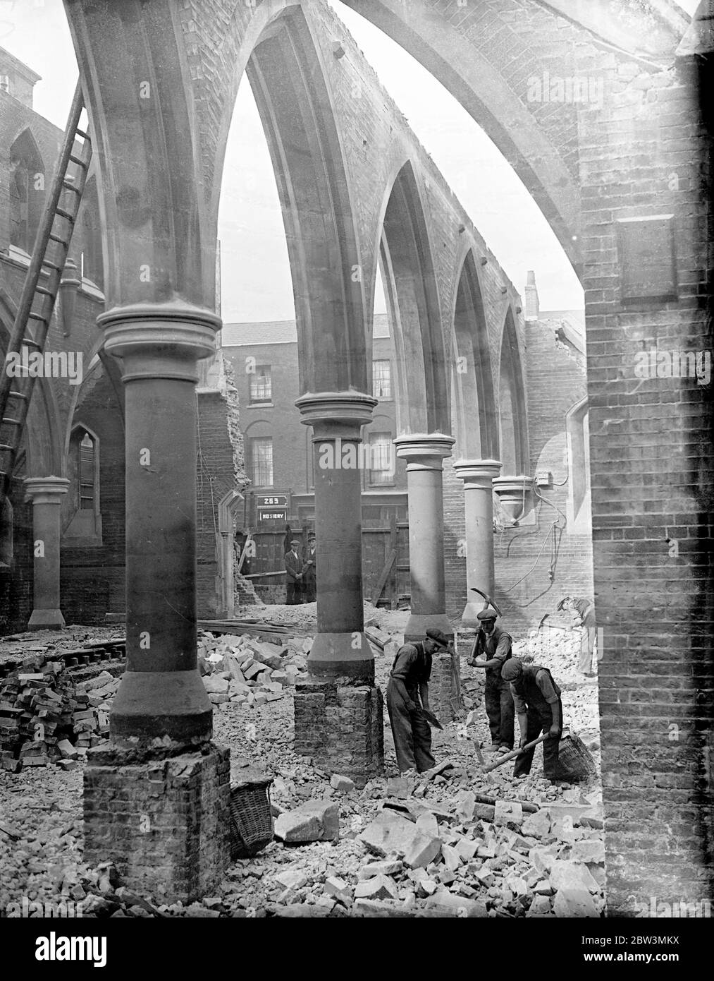Unter den Arches von St. . Jude ' s . Foto zeigt : die Bögen von St. . Jude ' s Kirche, Gray ' s Inn Road, W. C . , stehend in der Mitte der Schutt von den Pick - Achsen der Abbrucharbeiter gebracht. 16 Mai 1936 Stockfoto