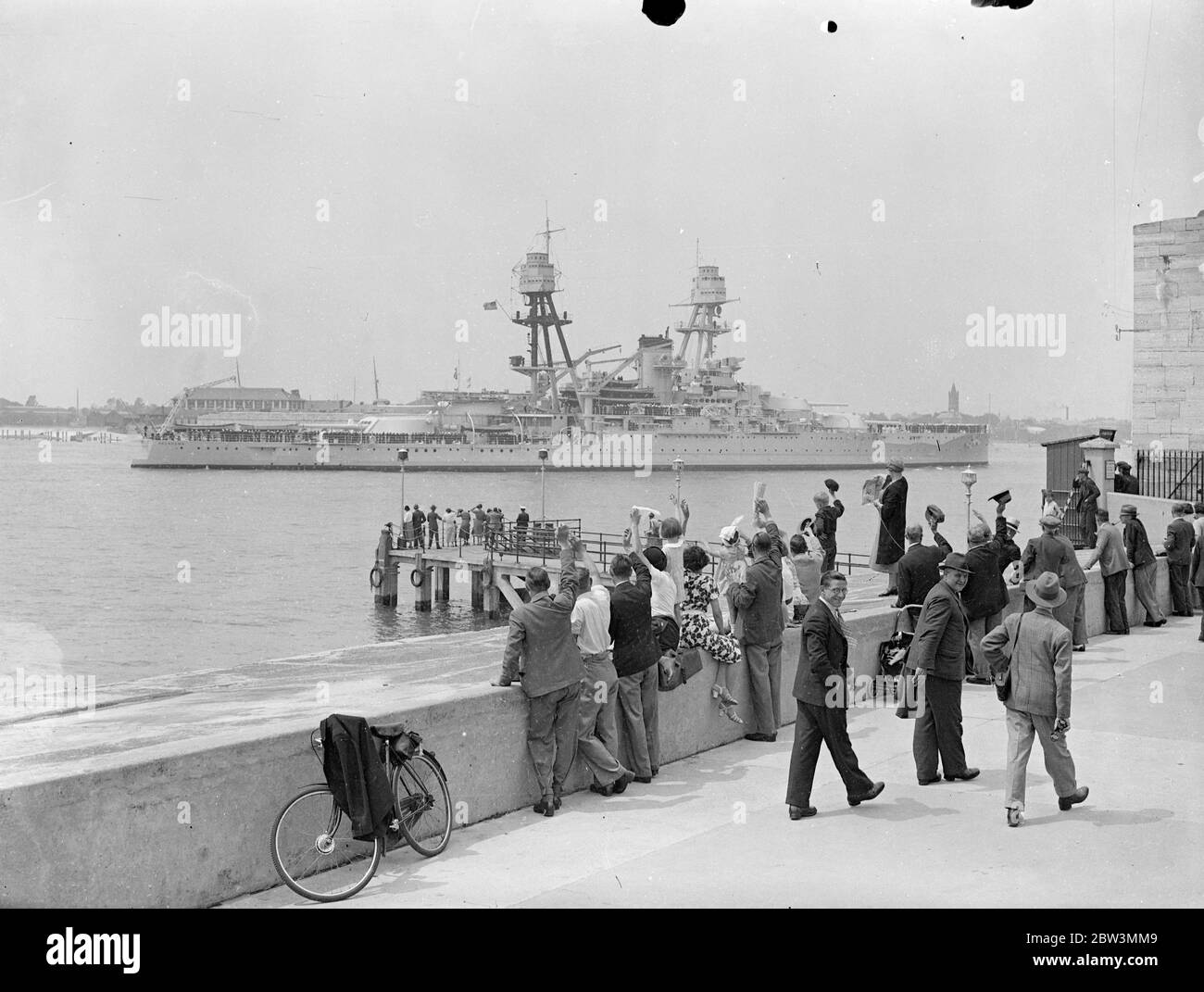 Das amerikanische Schlachtschiff kommt in Portsmouth für einen Besuch an. Die USS Oklahoma ( BB - 37 ) kam in Porstmouth für einen Besuch. Die Oklahoma wird als Trainingsschiff für Mid Shhipmen der Naval Academy. Sie war in der Division von Konteradmiral T S Rodgers kommandiert, die während des Krieges wurde nach Berehaven als zusätzliche Wache für die amerikanischen Truppenkonvois im Atlantik geschickt. Zwei weitere Schlachtschiffe, die USS Arkansas (BB-33) und die USS Wyoming (BB-32), die auch in britischen Gewässern während des Krieges diente, sind Portsmouth besuchen. Beide werden nun als Ausbildungsschiffe eingesetzt. Fotoserien Stockfoto