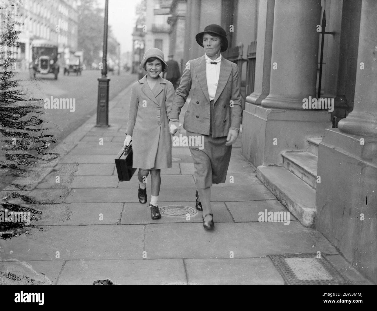 Sieben Jahre alte Brautjungfer für Lady Alice Scott 's Hochzeit zum Herzog von Gloucester. Miss Ann Hawkins auf dem Weg zur Schule mit ihrer Krankenschwester. Oktober 1935 Stockfoto