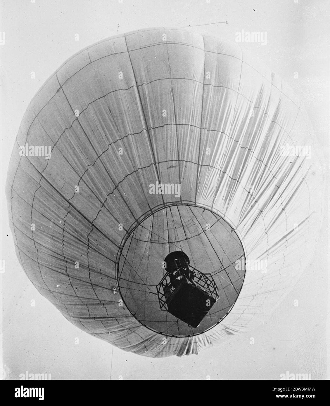 Moderner Montgolfiere Ballon macht Erstbesteigung in Potsdam , Flüssiggas bietet Hubkraft . Juli 1935 Stockfoto