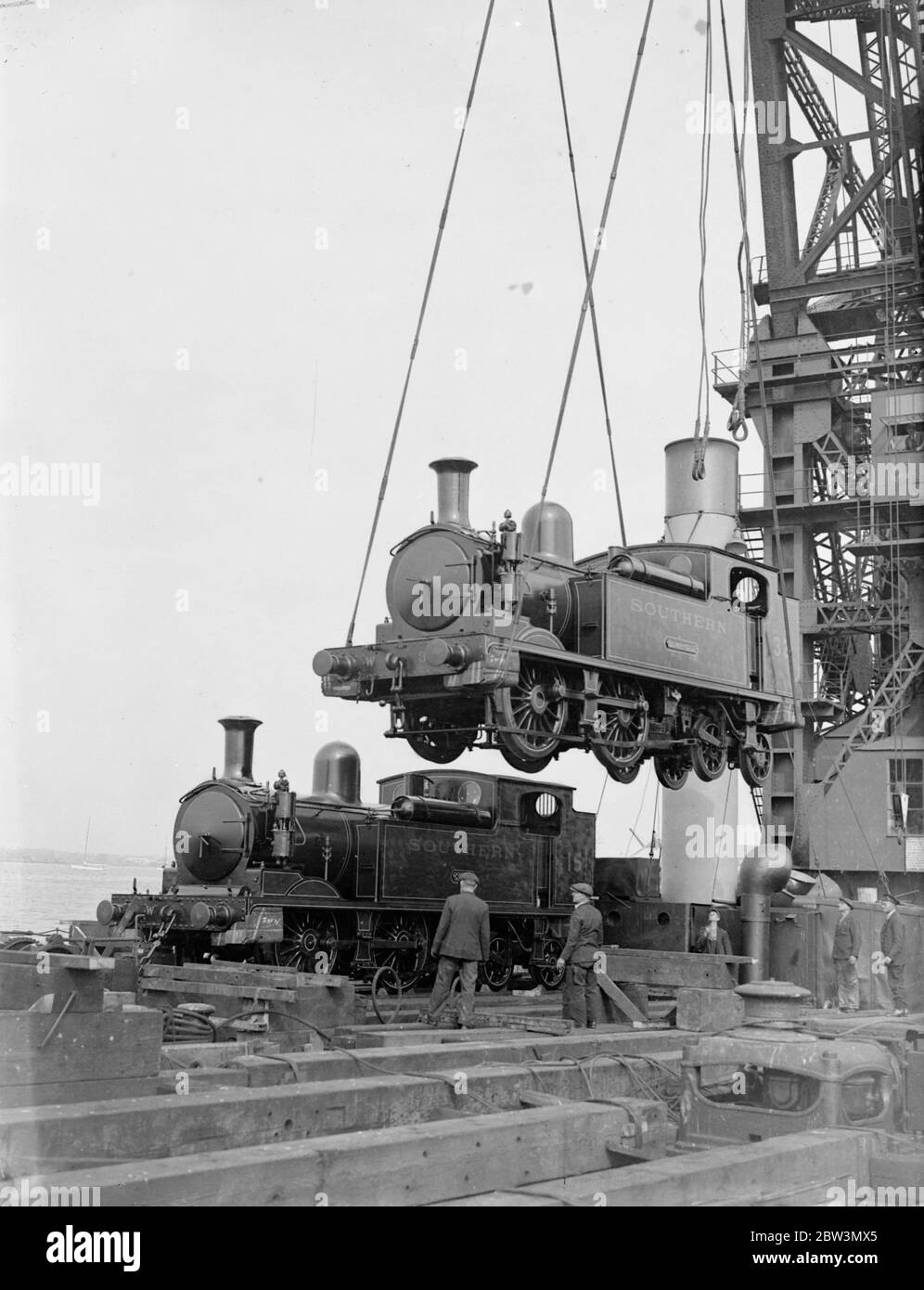 Laden von zwei Eisenbahnmotoren durch den 150 Tonnen Schwimmkran für die Isle of Wight Urlaubsrausch. Südbahn , Züge . 1936 Stockfoto