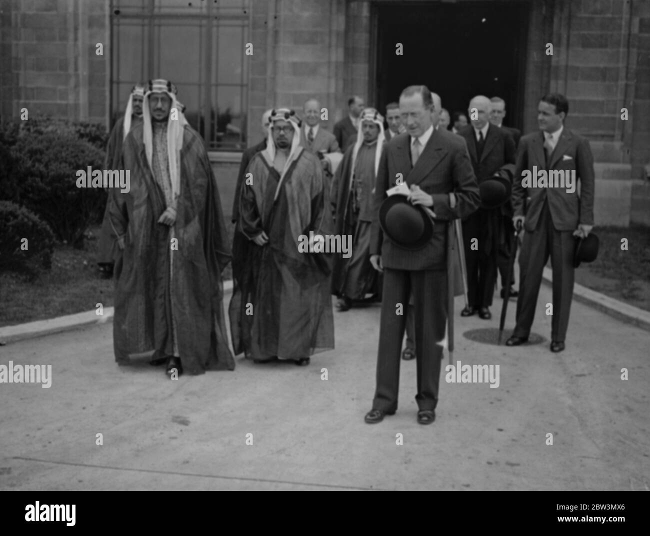 Der Emir Saud, der England zum ersten Mal ansieht. Foto zeigt Emir Saud während eines Besuchs auf Croydon Flugplatz. Juni 1935 Stockfoto