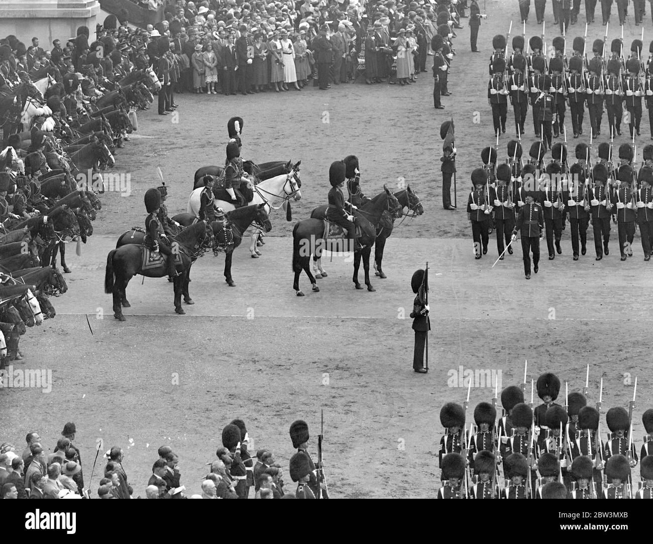 König beim ersten Trooping der Farbe als Monarch zum ersten Mal als Monarch nahm König Edward VIII. An der Trooping der Farbe Zeremonie an der Horse Guards Parade zu seinem 42. Geburtstag Teil. Sein Bruder der Herzog von York, die Königlichen Herzöge, das Militär verbindet von ausländischen Mächten und Colonels der Garde Regimenter begleitete ihn om Pferd. Foto zeigt: EINE allgemeine Ansicht, wie der König die Garde inspiziert. 23 Juni 1936 Stockfoto