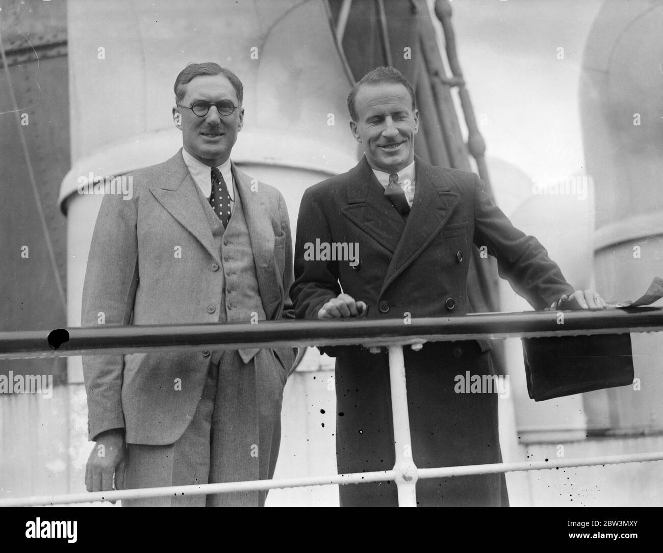 George Eyston und Sir Charles Kingsford Smith kommen in Southampton an. Oktober 1935 Stockfoto