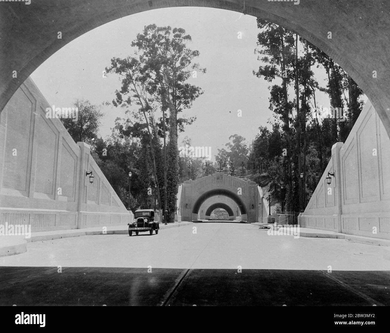 2 , 000 , 000 Tonlandssturz droht Los Angeles . Ein 2 , 000 , 000 Tonnen Erdrutsch wird in jedem Minute erwartet ein 800 Meter Hügel in Elysian Park ein öffentlicher Erholungsgebiet in Los Angeles , Kalifornien . Hundert Menschen, die in 20 Häusern direkt auf dem Weg der sich bewegenden Erde leben, wurden evakuiert. Seit fünf Tagen bewegt sich der Hügel sieben Zentimeter pro Tag, und der große Einsturz ist jederzeit zu erwarten.die Gemeindebehörden haben alle Vorsichtsmaßnahmen getroffen, um zu warnen, wenn der Erdrutsch auftritt und um den Verlust von Leben zu verhindern. Geologen glauben, dass die Ursache des Erdrutsches ist groß Fi Stockfoto