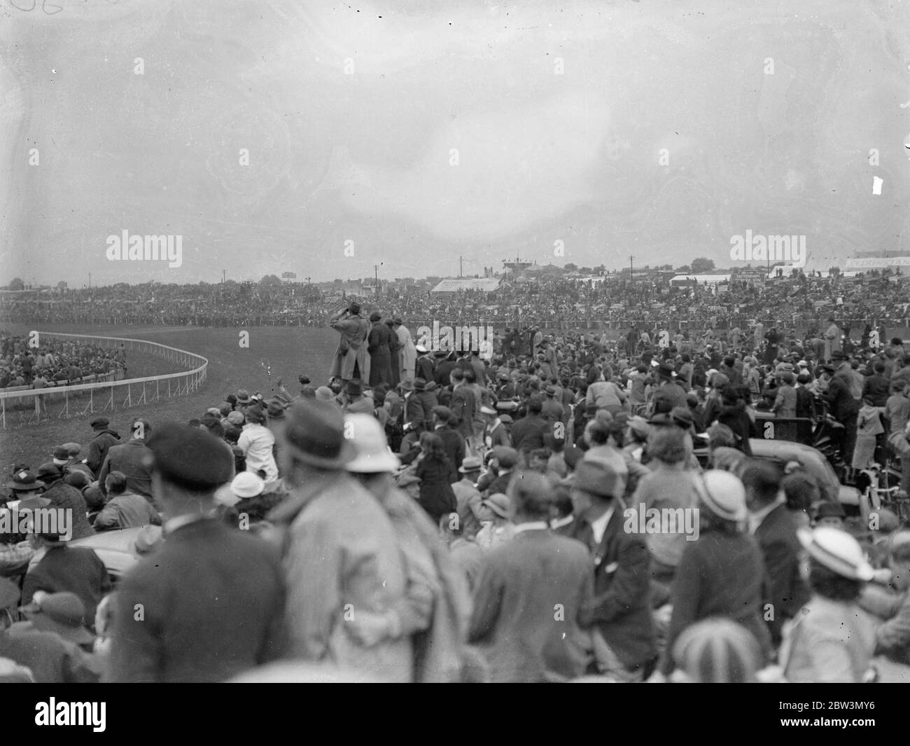 Riesige Menschenmassen auf dem Derby Course. Riesige Menschenmengen auf der Derby-Strecke in Epsom zur richtigen Zeit für das große Rennen. 27 Mai 1936 Stockfoto