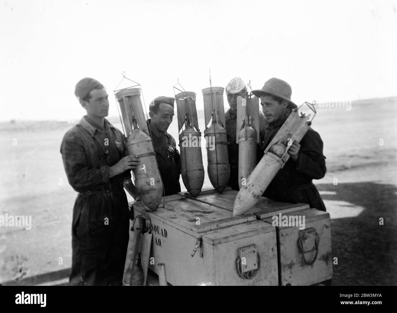 Laden Bomben für Graf Ciano zu fallen. Italienische Nordfront . Luftbomben bereit, auf Maschinen der Desperate Squadron geladen werden. 18 Dezember 1935 Stockfoto