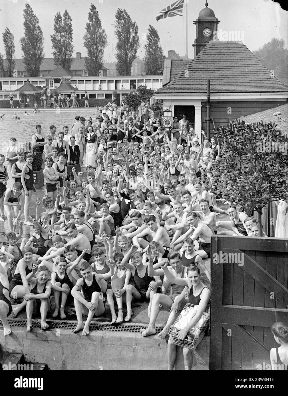 Tag der Hitzewelle im Hammersmith Pool. Tausende von Londonern verbrachten den wärmsten Tag des Jahres im Freischwimmbad Hammersmith. Foto zeigt, die riesige Crowdof Badende bei Hammersmith. 16 Mai 1936 Stockfoto