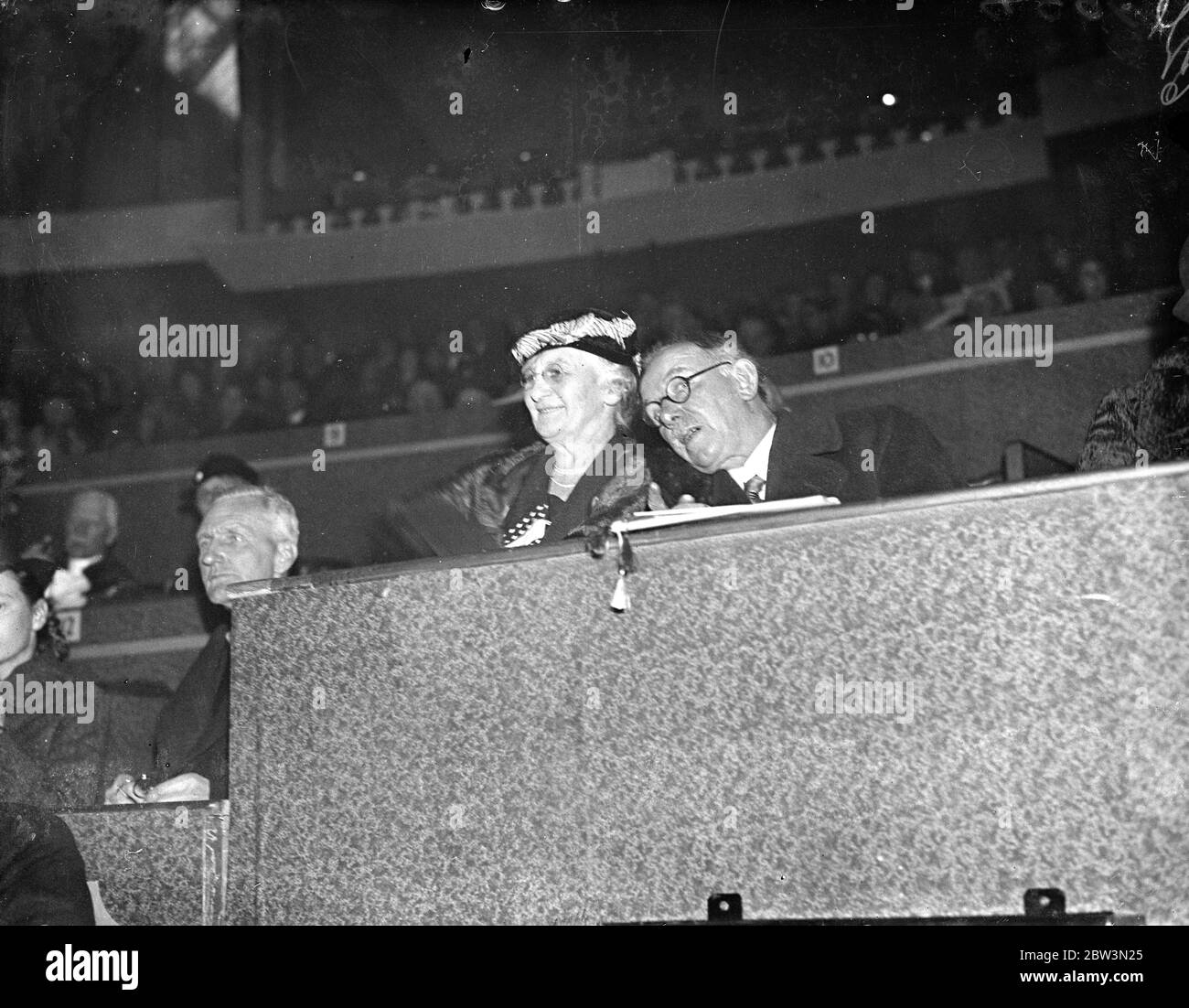 Herr JH Thomas bei der Erstaufführung des Olympia Circus . Herr JH Thomas, der Kolonialminister, nahm an der Eröffnungsaufführung des Bertram Mills Circus in Olympia, mit seiner Frau. Foto zeigt, Herr und Frau JH Thomas im Circus. 20 Dezember 1935 Stockfoto