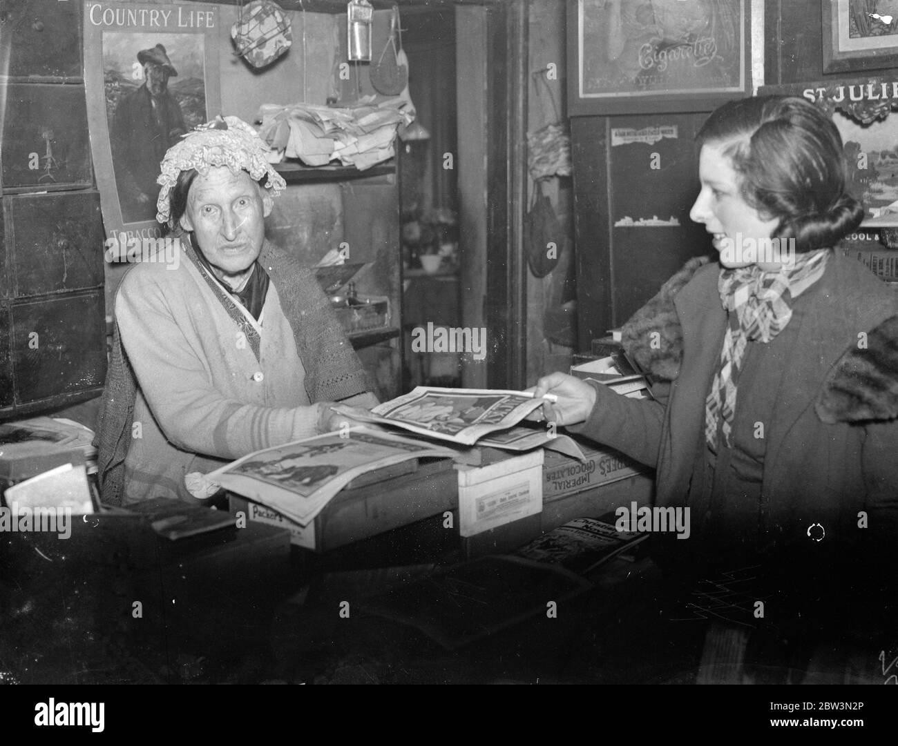 Frau Godwin , Britanniens älteste Zeitungskiosk , in den Ruhestand um 99 . Frau Martha Godwin verkauft eine Zeitschrift in Bitterne, Southampton. 25. November 1935 Stockfoto