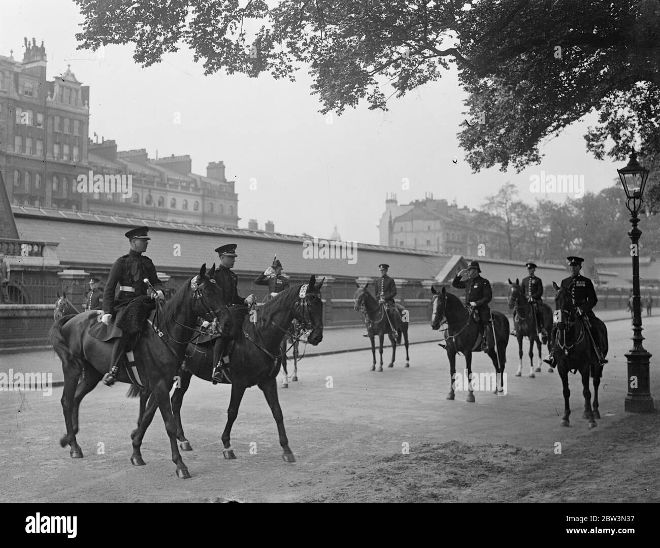 König inspiziert die Kaisergarde im Hyde Park König Edward führte als Oberst - in - Chief eine Inspektion der Kaisergarde im Hyde Park durch. Der König wurde von Lord Forester, Leutnant - Oberst des Regiments begleitet. Foto zeigt: Der König Ankunft auf dem Paradeplatz mit Leutnant - Oberst Lord Forester. 15 Mai 1936 Stockfoto