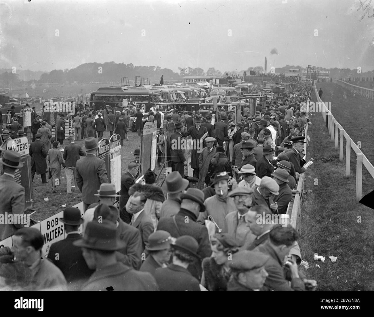 Riesige Menschenmassen auf dem Derby Course. Riesige Menschenmengen auf der Derby-Strecke in Epsom zur richtigen Zeit für das große Rennen. 27 Mai 1936 Stockfoto