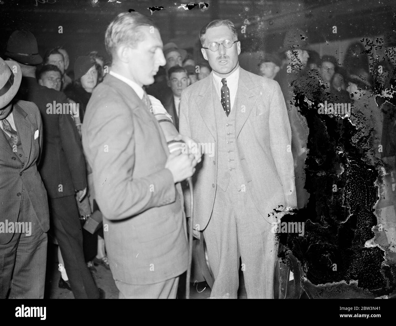 George Eyston nach dem Weltrekord zu Hause. George Eyston bei der Ankunft in Waterloo. Oktober 1935 Stockfoto