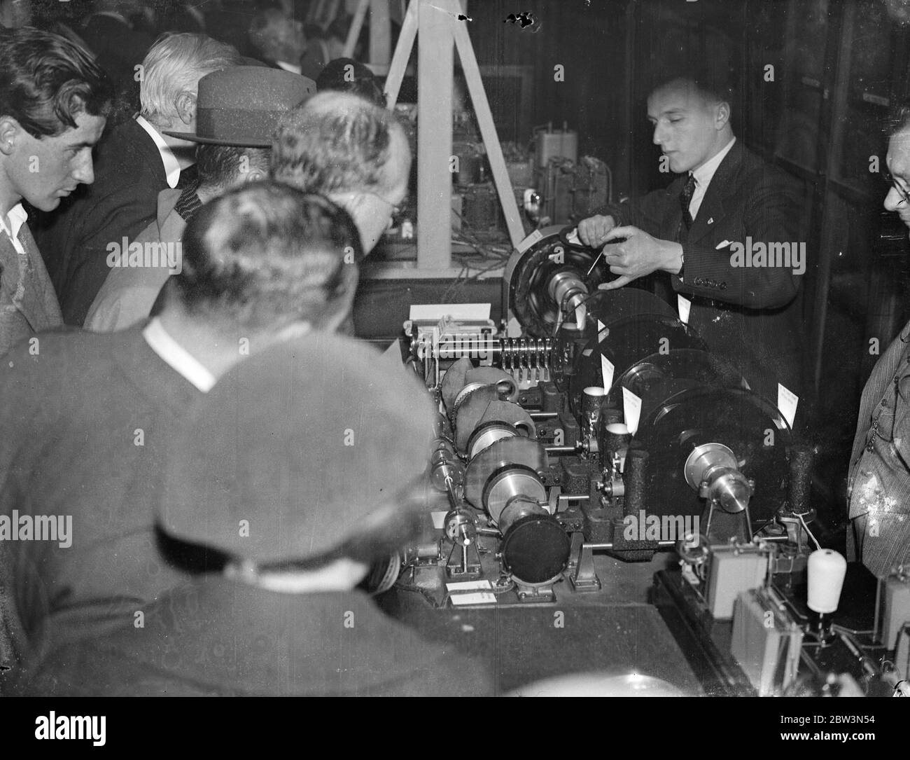 Diese Maschine wird London die Zeit genau auf ein Zehntel einer Sekunde sagen. Die Zeitmaschine wird den Besuchern der Ausstellung am Imperial College of Science and Technology, London, gezeigt. Januar 1936 Stockfoto