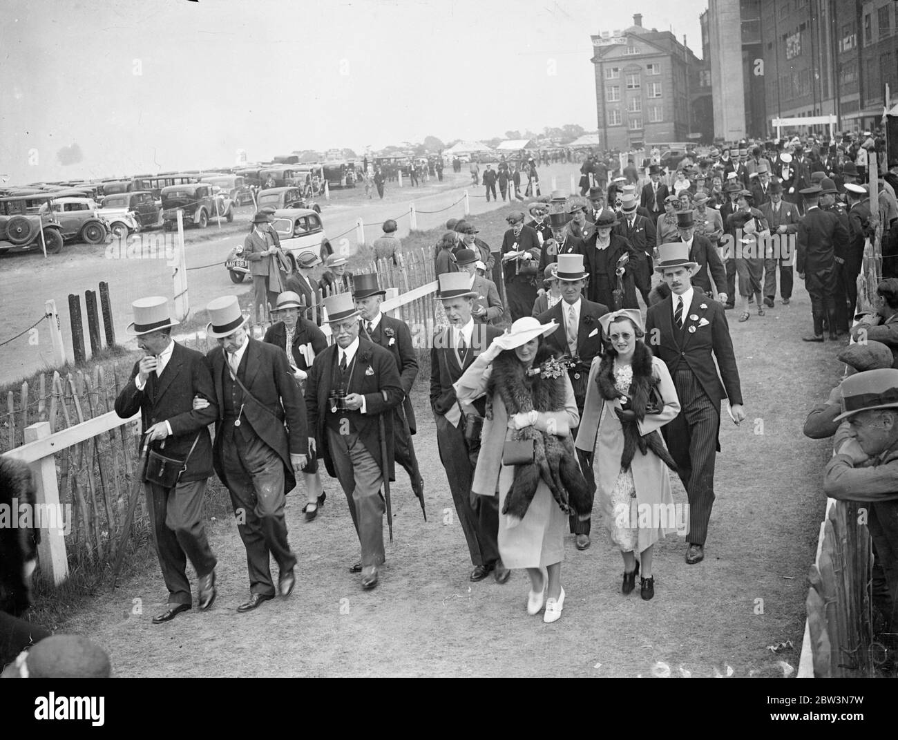 Oaks Tag Brillanz in Epsom . Die Oaks, Ladies Day ", brachte viele attraktive weibliche Mode zu Epsom. Foto zeigt, top hatted Männer und modisch gekleidete Frauen zu Fuß auf das Fahrerlager in Epsom. 29 Mai 1936 Stockfoto