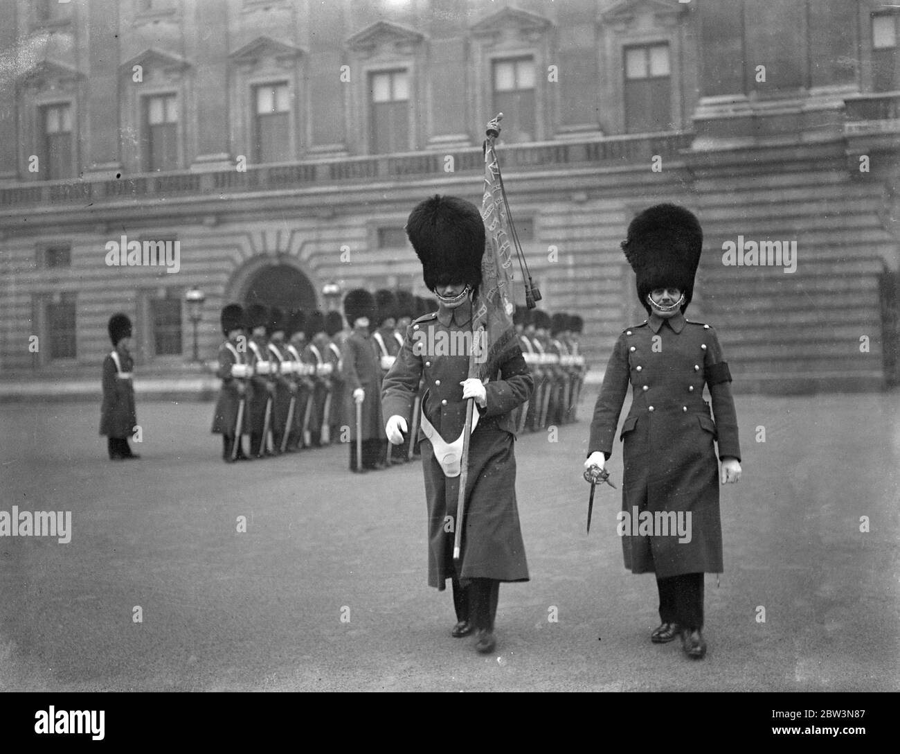 Schwarze Armbänder bei Wachwechsel. Offiziere trugen schwarze Bänder in Trauer um die Schwester des Königs, Prinzessin Victoria, als der Wechsel der Wachen fand am Buckingham Palace. Foto zeigt, schwarze Armbänder bei der Änderung der Wache. Dezember 1935 Stockfoto