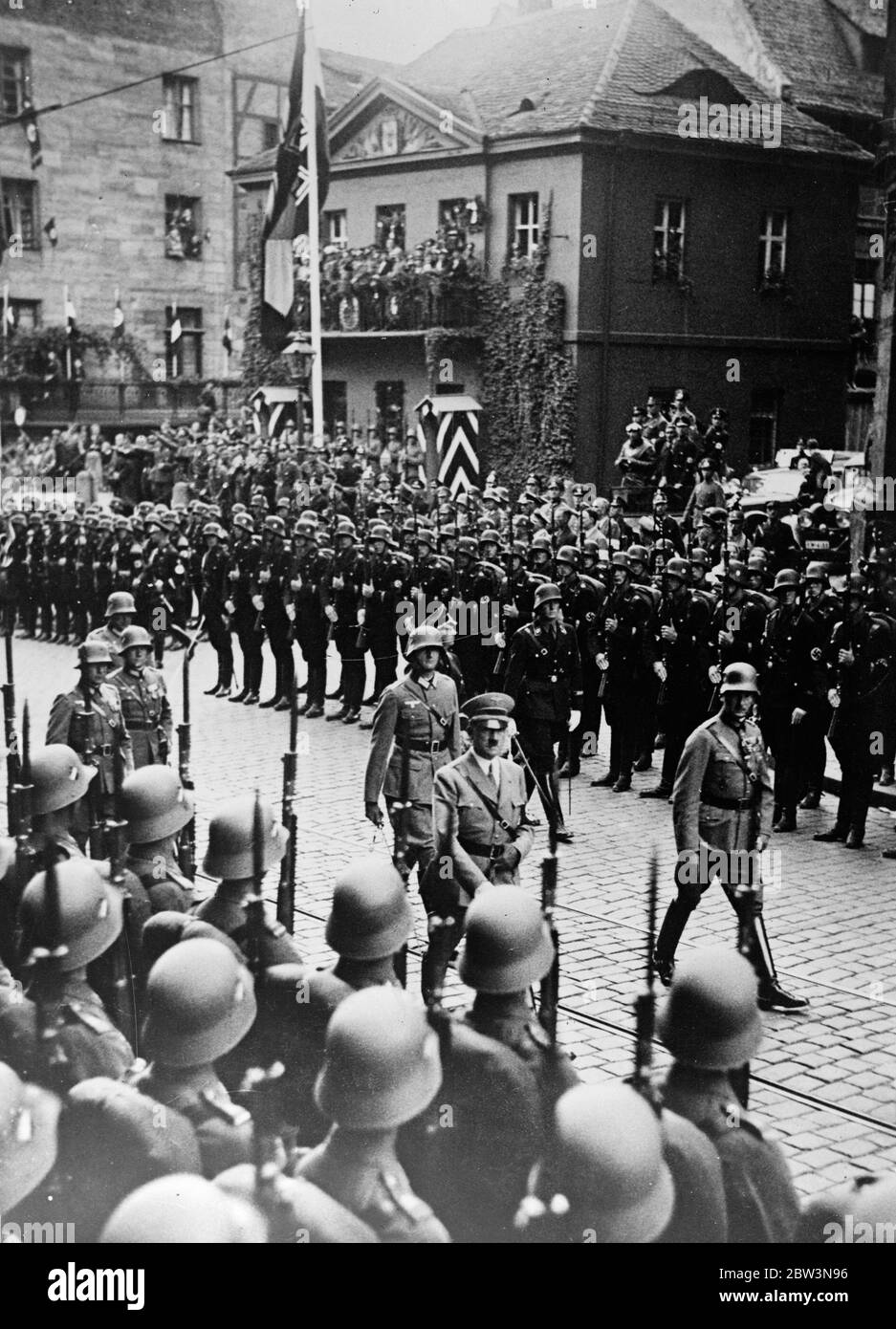 Stahlhelme und Bajonette begrüßen Hitler in Nürnberg. Foto zeigt, Hitler Überprüfung einer Ehrenwache der Truppen in Nürnberg. 11. September 1935 Stockfoto