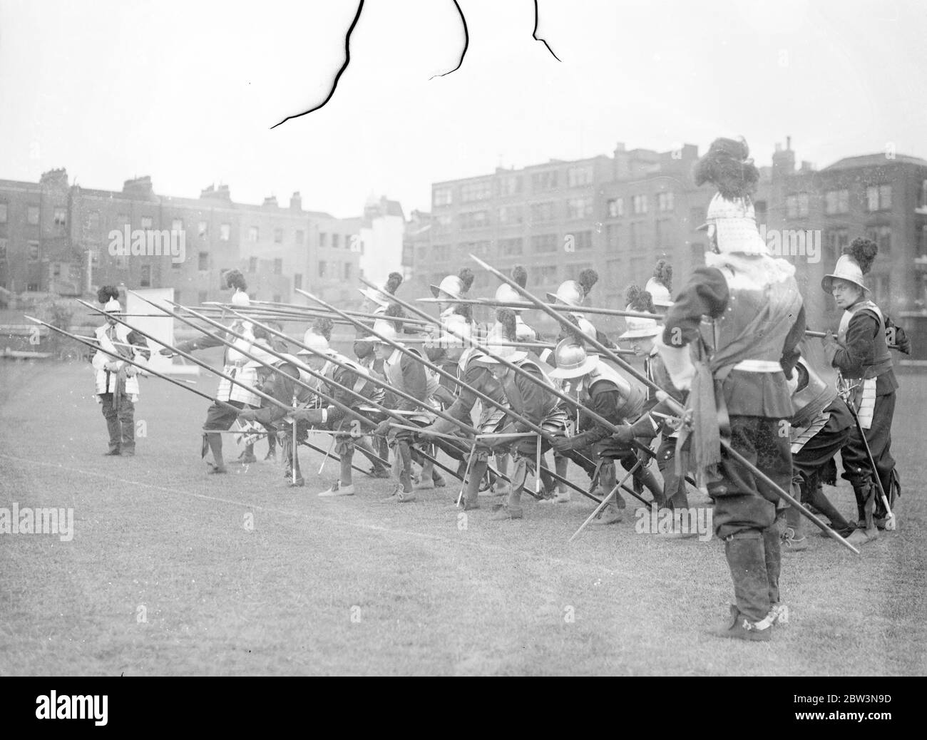 Alte Musketiere erleben ihre Geschichte. Proben für die erste Ausstellung außerhalb Londons. Zum ersten Mal in der langen Geschichte der Pikeman und Musketiere der Honorable Artillery Company, wird an einer Performance außerhalb Londons teilnehmen. Gekleidet in Stahl und Scharlach, mit Trommelschlagen und Hechte und Muskets tragen, wird die malerische Gesellschaft eine Anzeige im Hitchingbrooke Castle in Huntingdon geben, in der Nähe des Geburtsortes von Oliver Cromwell, mit dem das Regiment eng verbunden ist. Die modernen Pikemen Proben für ihre Ausstellung im H A C Hauptsitz in Finsbury, London. Fotoserien Stockfoto