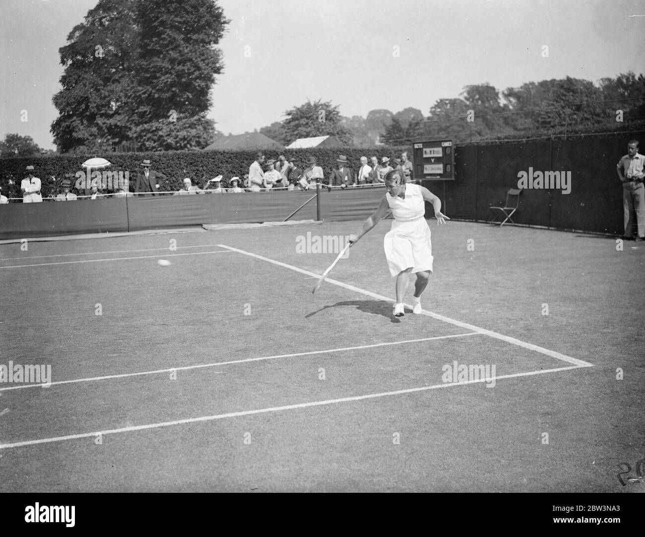 Damen Singles bei WimbledonTennis Championships . Fotoausstellungen : Jadwiga Jed Jedrzejowska aus Polen im Spiel gegen Mona Riddell aus Großbritannien . 23 Juni 1936 Stockfoto