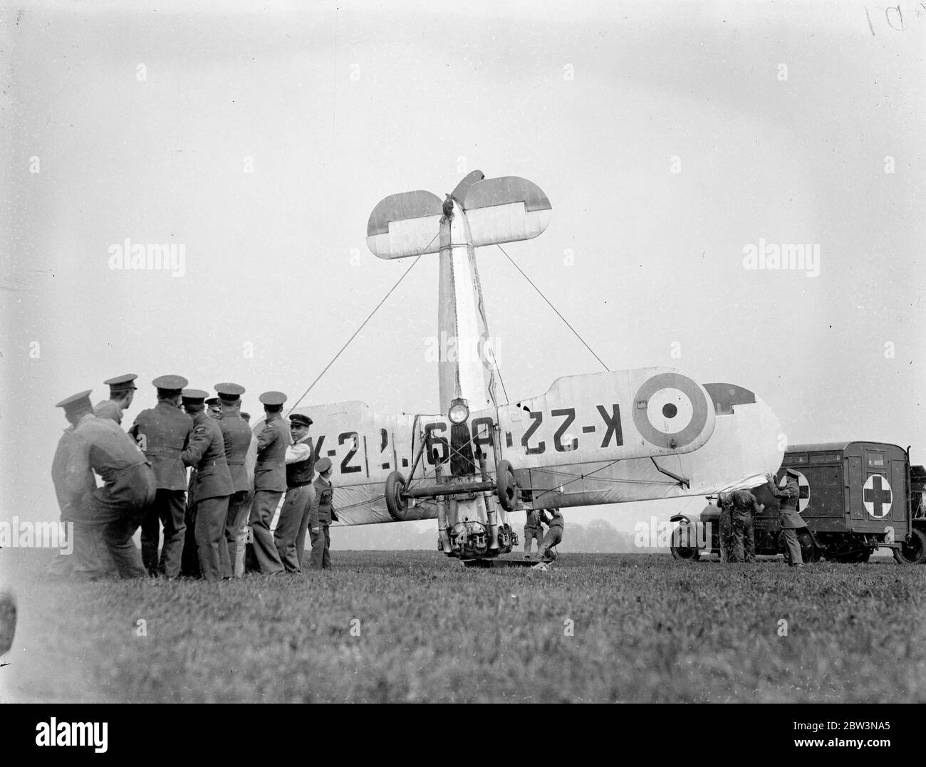 Ein Bristol Bulldog Mk II A von No. 17 Squadron Royal Air Force an der Royal Air Force Station Kenley, Surrey, Registrierung K2216 nach seinem Unfall (links), in dem bei der Landung beim Bremsen das Flugzeug umgedreht. Der Pilot wurde den Absturz lebendig gelassen, aber der Flugzeugschaden war nicht repariert. Der Absturz ereignete sich während der Proben für Empire Air Day, der in diesem Monat stattfinden soll. An diesem Tag werden die RAF-Flugplätze für die öffentliche Inspektion geöffnet. Foto zeigt s die Bristol Bulldog wird durch Boden persönlichen nach Unfall geradelt . Mai 1936 Stockfoto