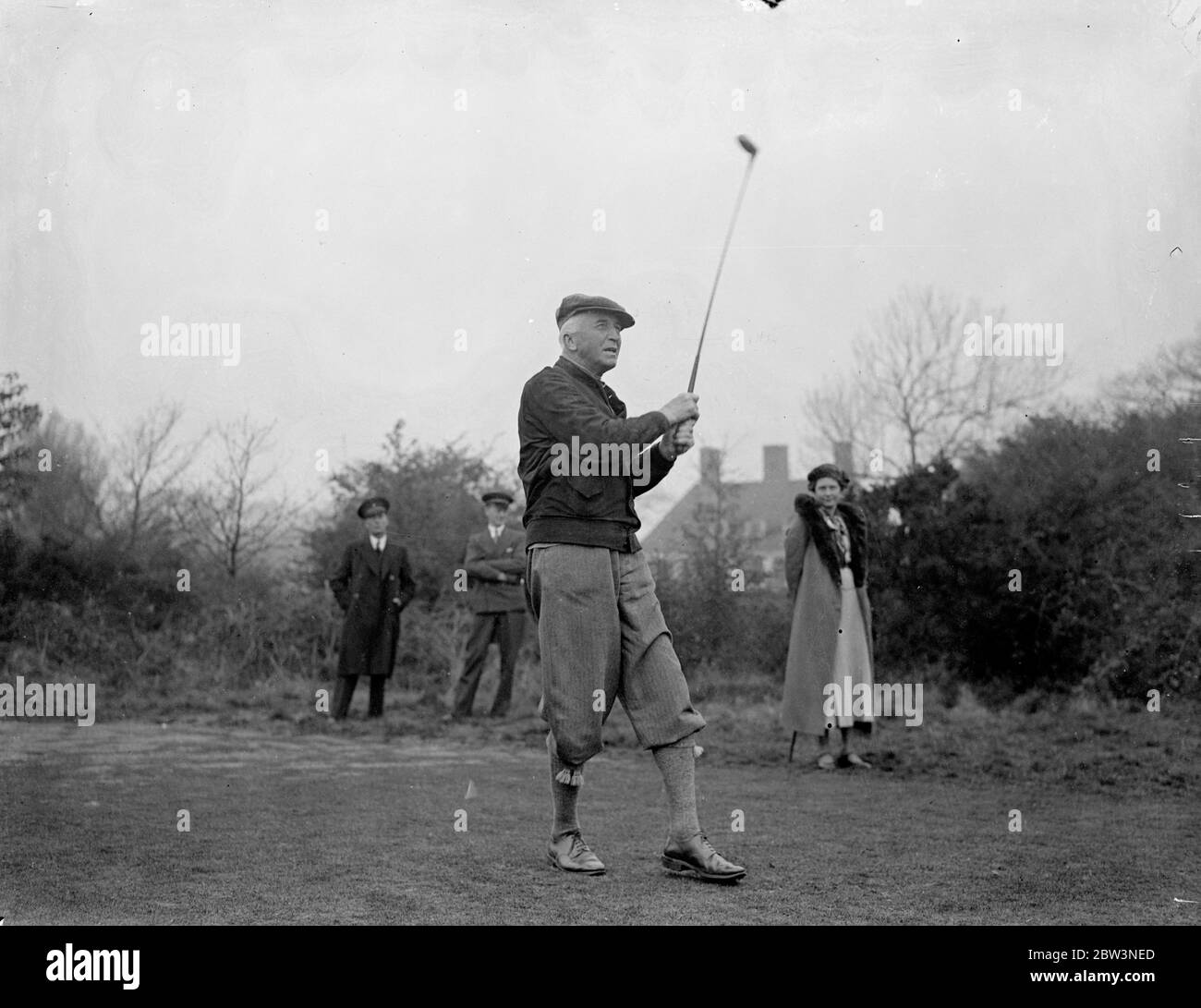 Sir John Simon nimmt im Parliamentary Golf Handicap an. Sir John Simon, der Innenminister ist im Parliamentary Golf Handicap in Walton Heath konkurrieren. Foto zeigt: Sir John Simon fährt. Mai 1936 Stockfoto