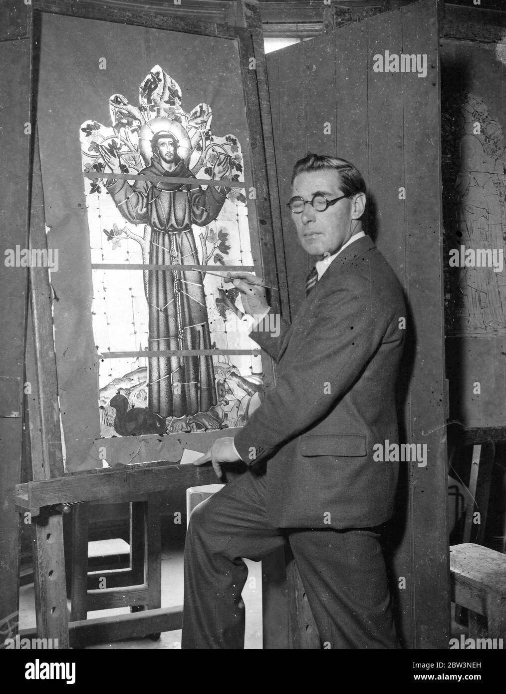 Berühmte Londoner Künstler entwirft Fenster für Christ 's Hospital Girls School . Herr James Hogen bei der Arbeit in seinem Londoner Studio am Buntglasfenster für Christ 's Hospital Girls School . 27. September 1935 Stockfoto