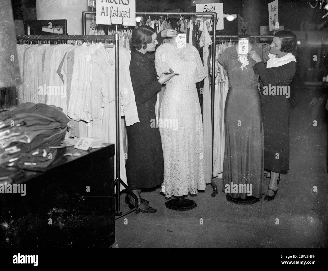 Bereit für die großen nach weihnachten ' Schlacht 'West End bereitet sich auf den Umsatz Ansturm. Die West End-Läden sind bereit für die After christmas-Verkäufe, die am Montag beginnen und eine Arena für die schärfsten weiblichen Ellbogen in Großbritannien bieten. Foto zeigt , Vorbereitung Kleider für den Verkauf in einem West End-Geschäft . 28 Dezember 1935 Stockfoto