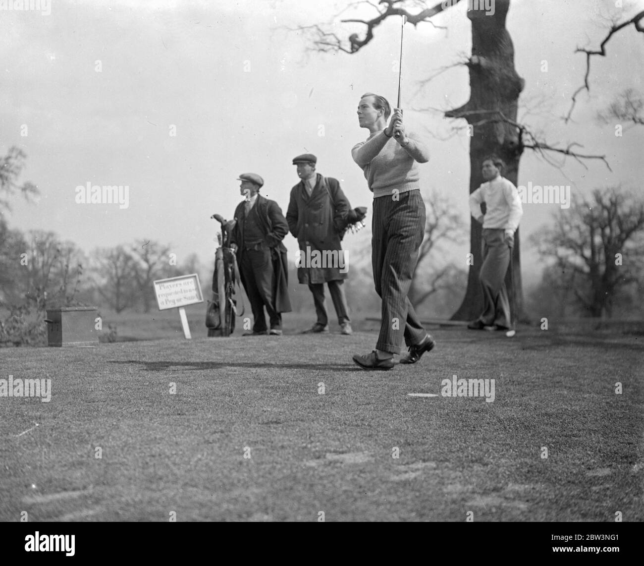 Boy Champion spielt im Wettbewerb auf Moor Park Golf Course . Ein offener Wettbewerb für junge Golfer unter dem Alter von 18 Jahren hat in Moor Park eröffnet, Rickmansworth, Herts. Der Hauptpreis ist der Carris Challenge Cup . Unter den Teilnehmern sind John Langley, der Junge Meister, und J H T Gerste und AGL Lowe, die Kapitän der englischen und schottischen Jungen jeweils in der Internationalen Spiel im August. Foto zeigt, John D Langley, Jungen Champion, Fahren vom zweiten Tee. 17. April 1936 Stockfoto
