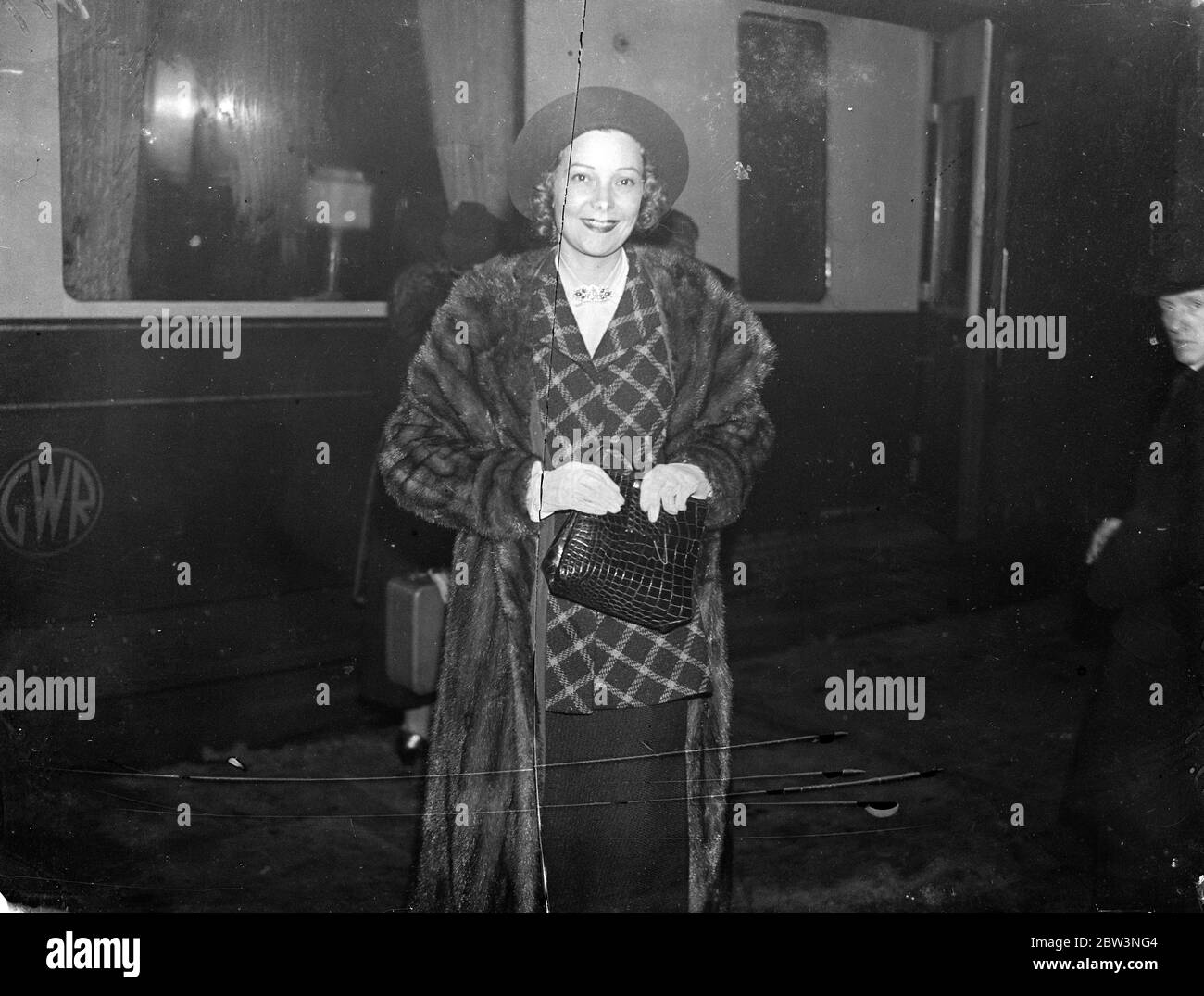 Helen Winson kommt in London an. Ehemann zu treffen und einen Film zu machen. Miss Helen Winson fotografiert bei der Ankunft in Paddington. Januar 1936 Stockfoto