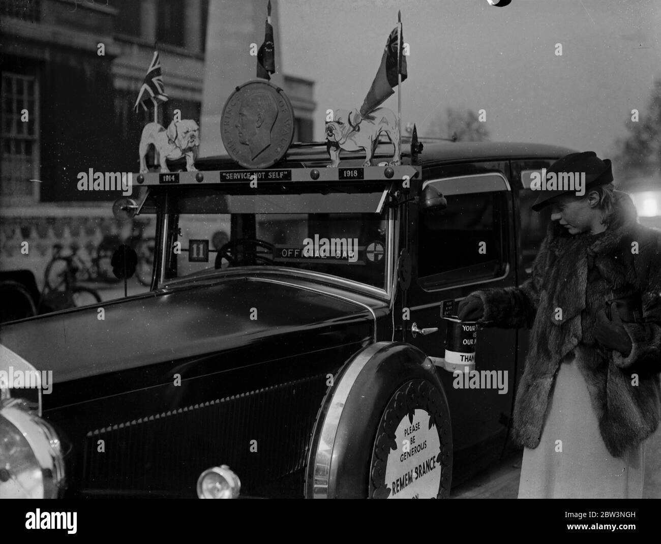 Auto mit Modellen von Schlachtfeldern startet Tour durch Großbritannien. Captain Leonard Baynes wird von den Patienten aus dem Star and Certer Home entfernt. 25. Oktober 1935 Stockfoto