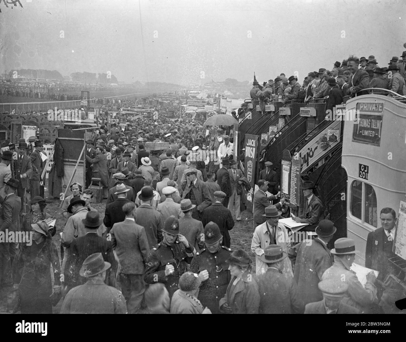 Busse an den Tribünen für die Menschenmassen in Epsom. Große Menschenmengen, von denen viele die ganze Nacht gewartet hatten, um ihre Plätze zu behalten, packte die Derby Kurs in Epsom. Busse, die Rennfahrer auf den Platz gebracht hatte, wurden als Tribünen verwendet. Foto zeigt, Busse als Tribünen für die Massen auf dem Kurs in Epsom verwendet. 27 Mai 1936 Stockfoto