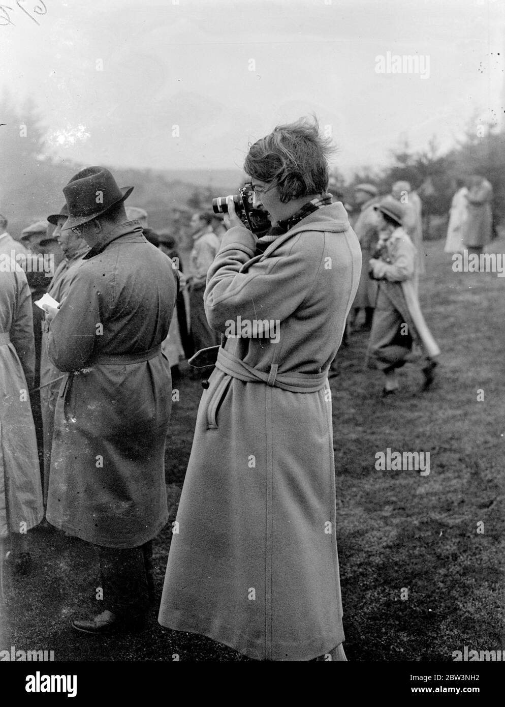 Miss Enid Wilson Uhren Frauen Curtis Cup Golf Spiel mit einer Kamera. Miss Enid Wilson, selbst eine berühmte Golferin, verfolgte das internationale Frauenspiel zwischen Großbritannien und Amerika für den Curtis Cup in Gleneagles mit einer Fotokamera. Das Spiel wurde gezogen, jede Seite gewann vier Spiele mit einem halbierten. Foto zeigt, Miss Enid Wilson auf dem Kurs mit ihrer Fotoapparat. Mai 1936 Stockfoto