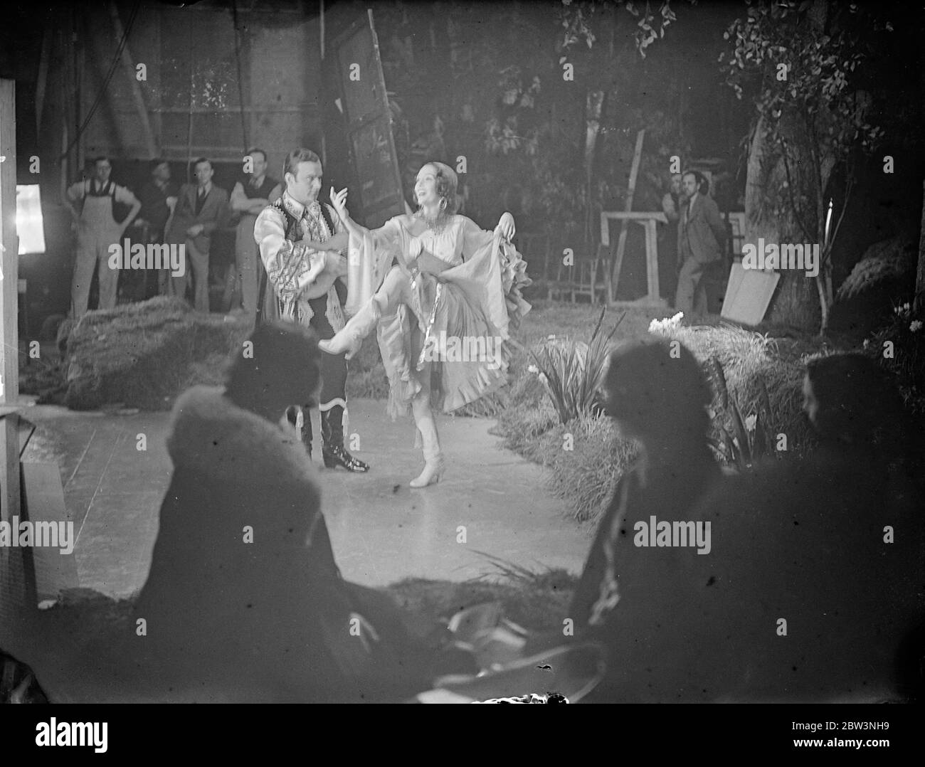 Lupe Velez wird Zigeuner in Elstree. Lupe Velez, die mexikanische Filmschauspielerin, nimmt die Rolle von Gypsy Milo in "Gypsy Melody", der ersten Produktion von British Artistic Pictures, die von Edmond Creville in Elstree geleitet wird, ein. Alfred Rode spielt gegen Miss Veles in der Rolle des Kapitäns Danilo. Außerdem schrieb er die Geschichte und arrangierte die ganze Musik. Er ist Mitglied der Argentinischen Tzigane Band. Foto zeigt, Lup Velez und Alfred Rode arbeiten an "Gypsy Melody" in Elstree. 14 Mai 1936 Stockfoto