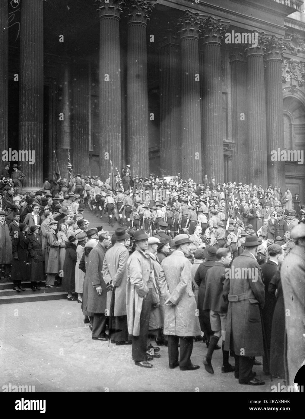 Tausende Pfadfinder in St. Paul ' s Kathedrale . Tausende Pfadfinder marschierten nach St. Paul ' s Kathedrale für den jährlichen Gottesdienst der Pfadfinder ' Verein . Foto zeigt: Die Pfadfinder in die Kathedrale. Mai 1936 Stockfoto